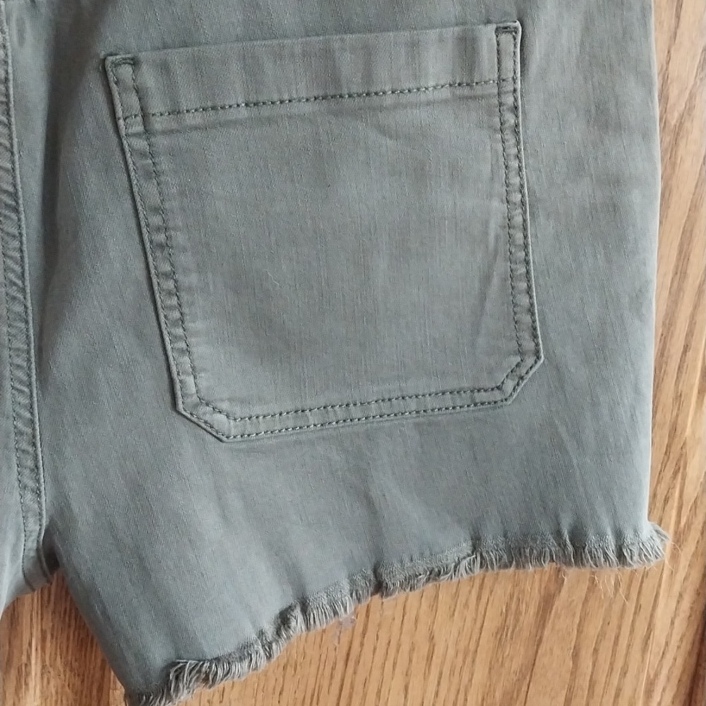 SO NWT High-Rise Utility Shorts Frayed Hem Size 13 Olive Green 2.5" Inseam - Picture 11 of 13